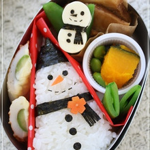 シンプルだけど可愛い!三角スノーマンのキャラ弁