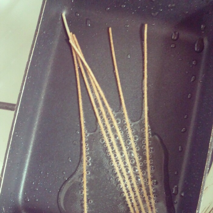 パスタを少なめの油で揚げる!!