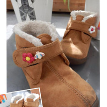 子供の靴に飾りボタン「蜂さんが来ている方が右足♪」