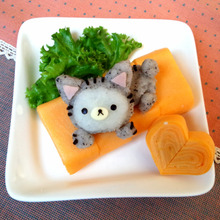 大根おろしアート♪だし巻き卵の上にちょこんと猫コリラックマ