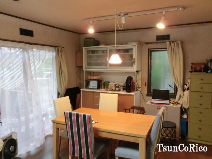 左端にある 微妙な照明器具