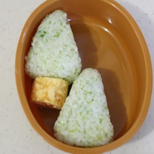 細長い三角に握る