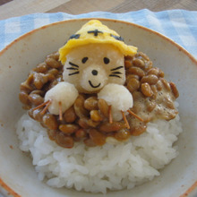 納豆ごはんの上にモグラ隊長出没!大根おろしアート