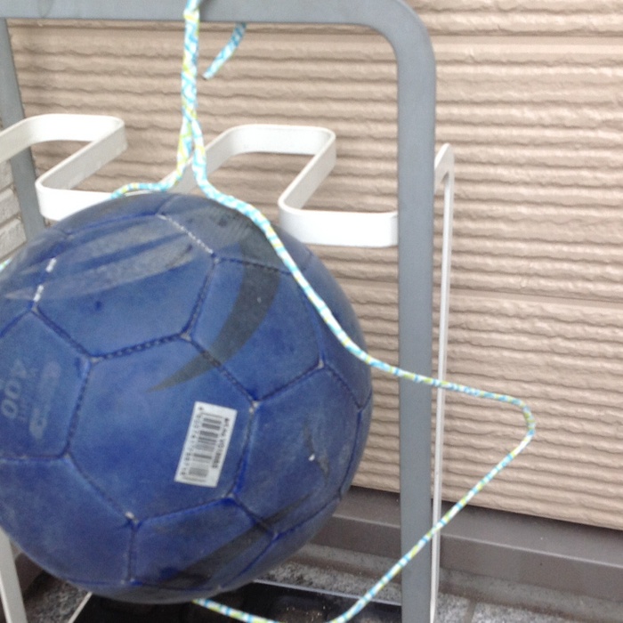 両脇を折り曲げて