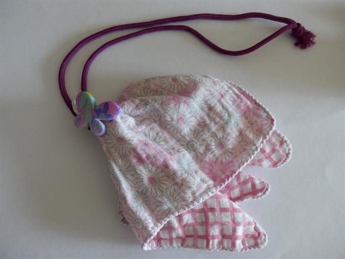 髪を結ぶ様にしてハンカチを結んだら完成!