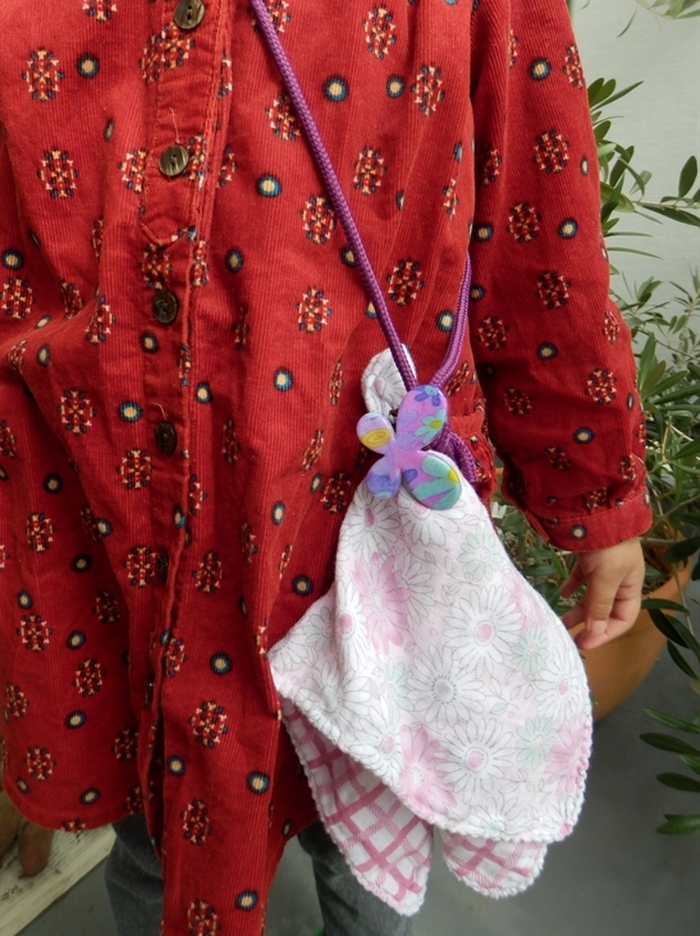 自分で拭ける♪鼻たれ娘のハンカチホルダー♪紐と髪ゴムで超簡単!