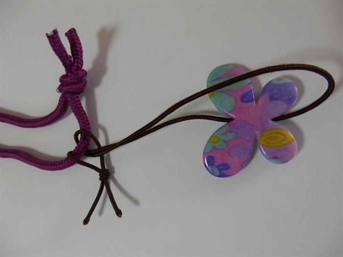 紐にゴムを通して留めます☆