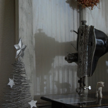 ツリーと木の実でほんの少しだけクリスマス