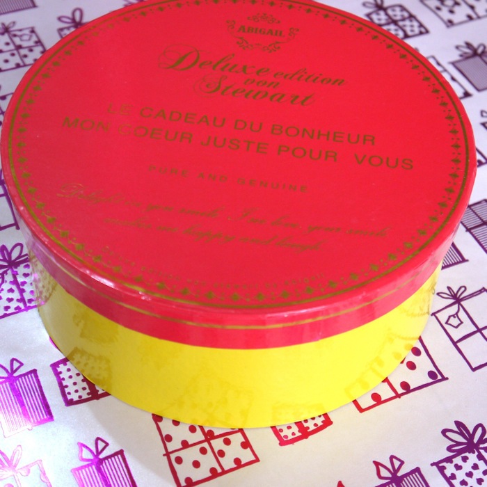 1.丸い箱(小)を準備します。