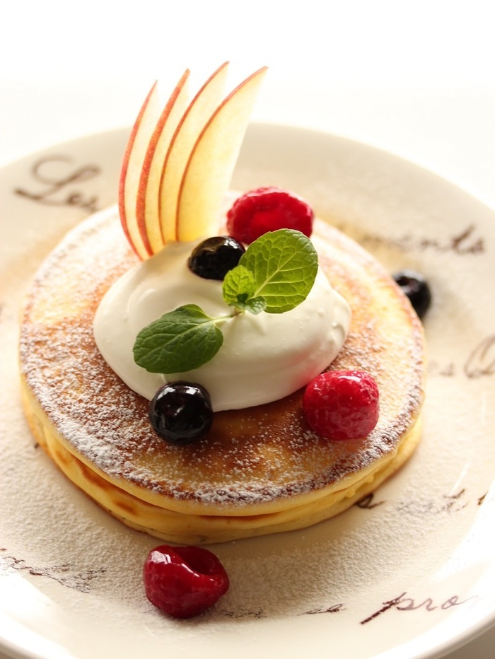 クリームと冷凍ベリーを飾って完成