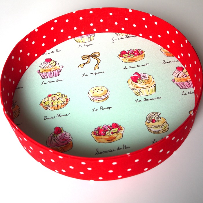 2.丸い箱(大)を準備します。