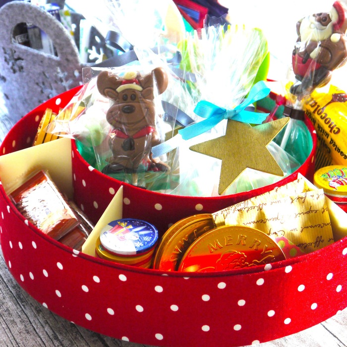 3.箱を重ねて仕切りを入れ、トレイのできあがり。