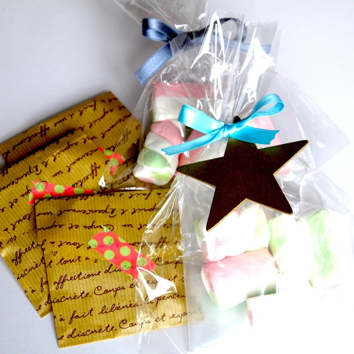 袋に入れて中が見えないお楽しみお菓子も。
