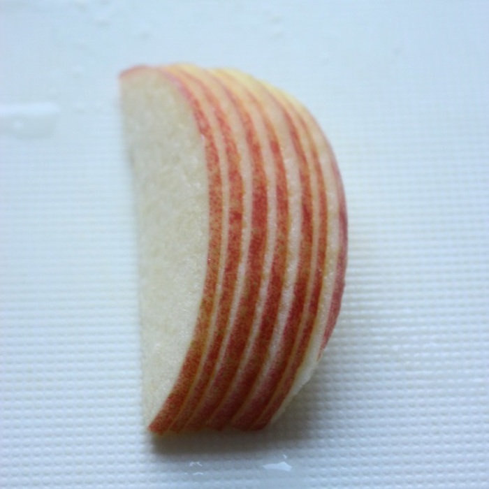リンゴを薄くスライスします