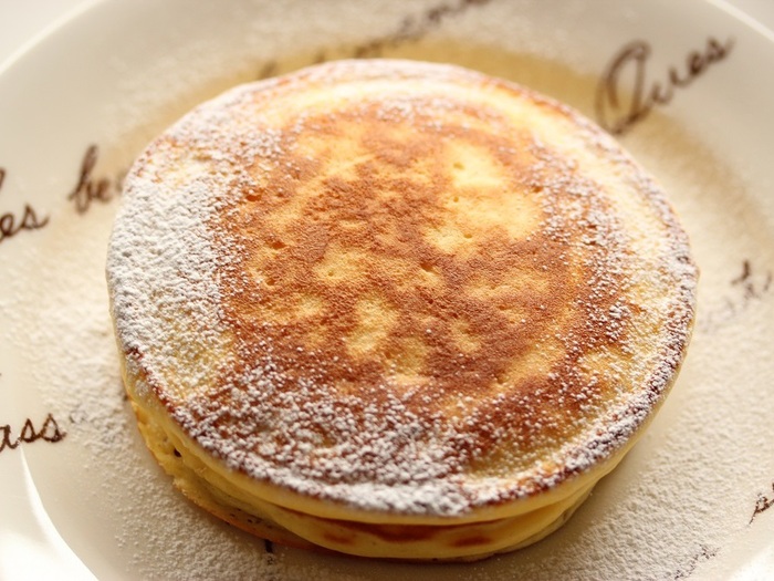 パンケーキを焼いて、冷めてから粉砂糖をふるいます