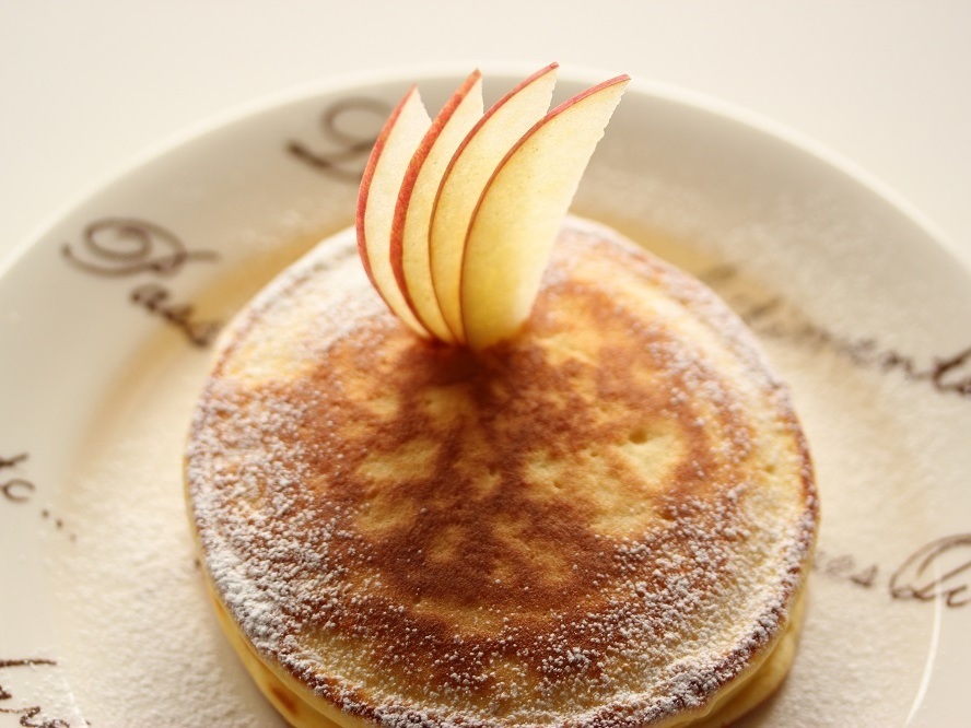 パンケーキの上に切込みを入れてリンゴをさします