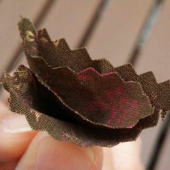 はぎれを折って形作る。