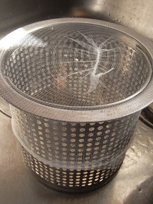 100均で、排水口のぬめりが激減する方法と小さなごみを確実に取る方法