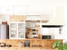 収納しながら飾る、見せられる収納のキッチンに