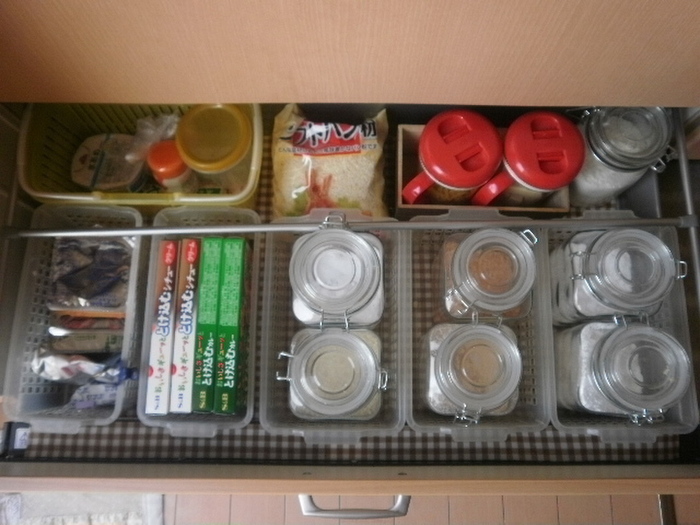 粉類は100均のガラスキャニスターに入れて。