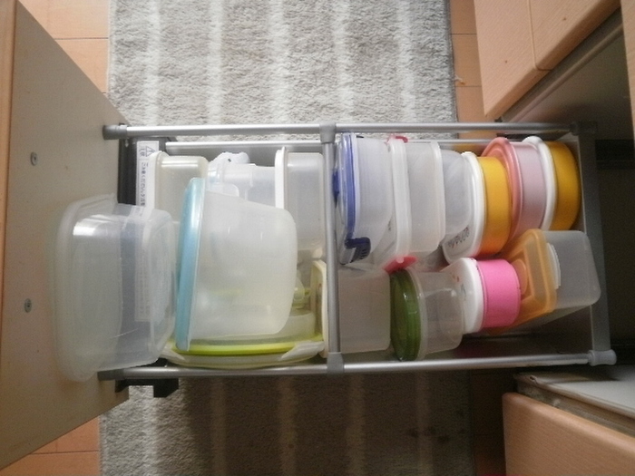 シンクの引き出しの中、タッパー類は立てて収納