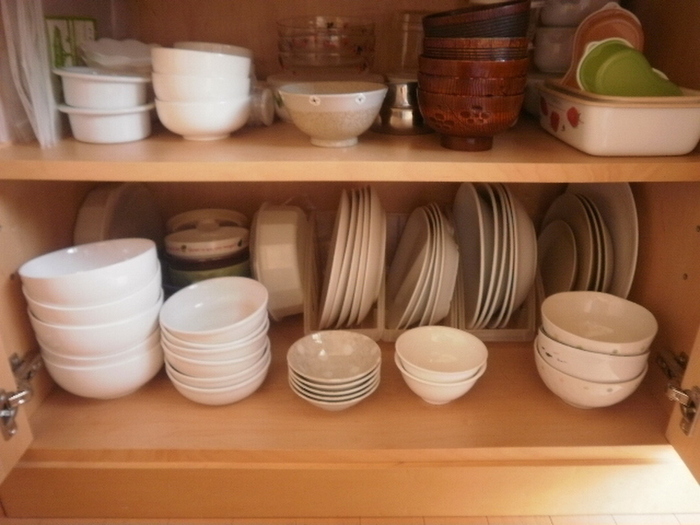 普段使いの食器は隠して立てる収納に。
