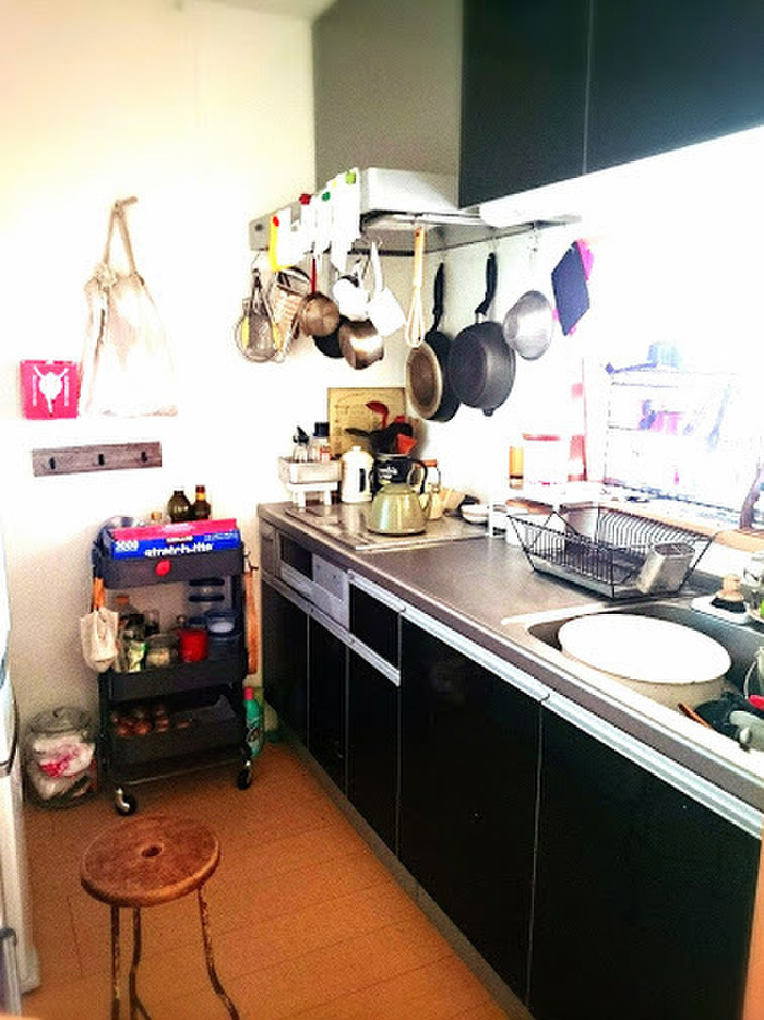 狭いキッチンならではの見せる収納!隠す収納!