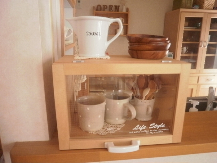 キッチンダイニング両面から使えるDIYガラスケース