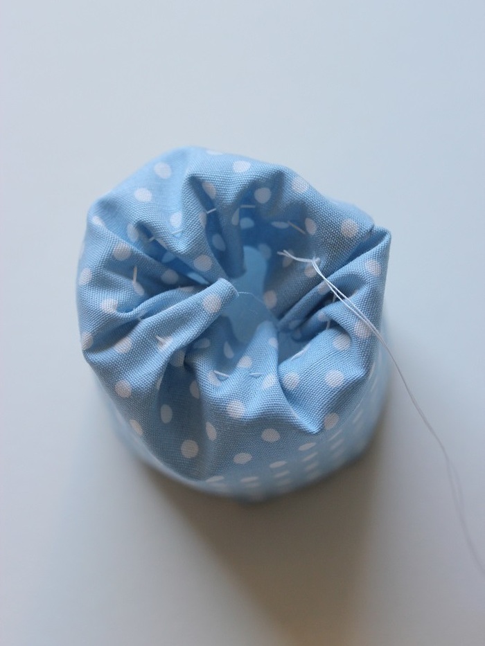 なみ縫いをして、縫い代を内側に入れて引っ張ります