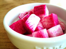 簡単!パッと一瞬でかわいいピンクのピクルスに