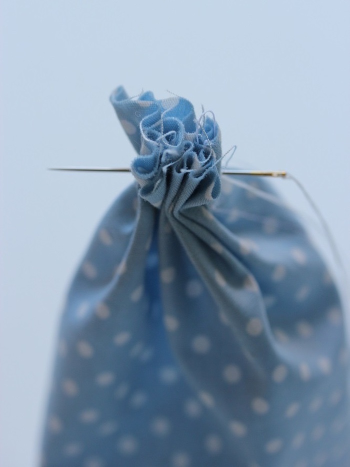 終わったら糸を引っ張りながら袋を閉じます