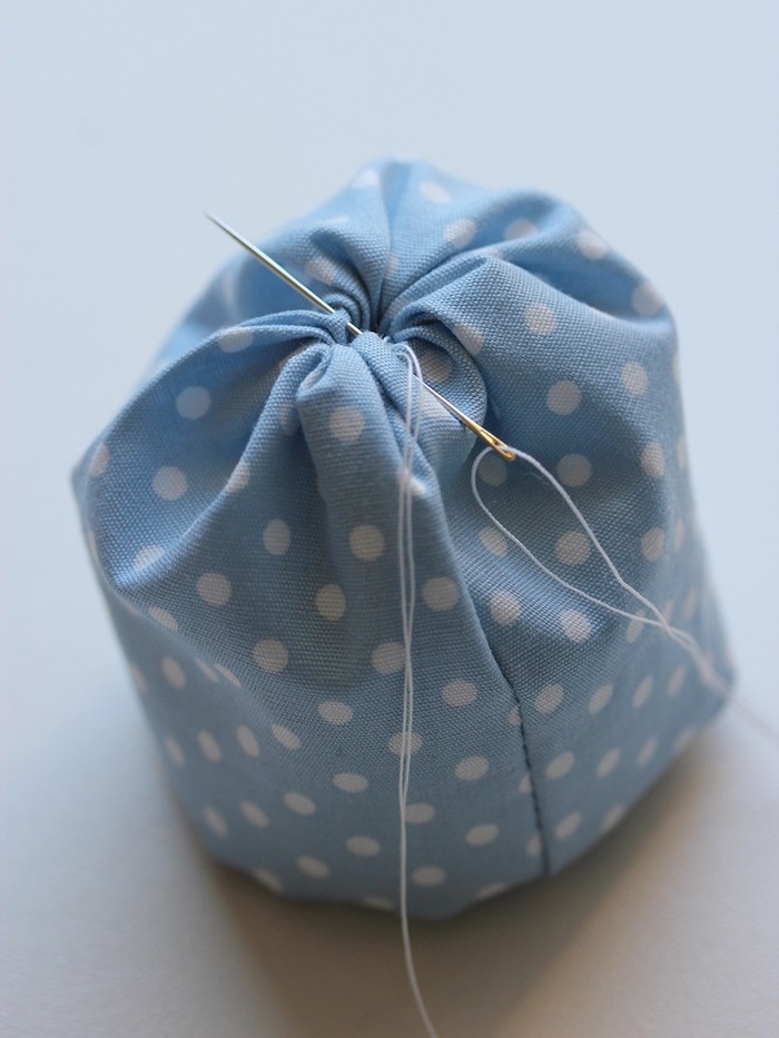 口の部分をしっかり縫い合わせるようにします