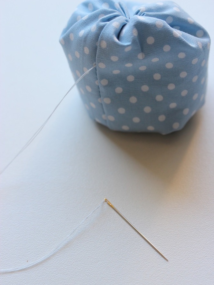 最後に玉止めした後、糸を横から出して、カット