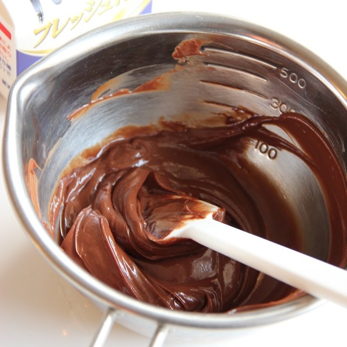 チョコレートが溶けたら生クリームを少しずつ入れます