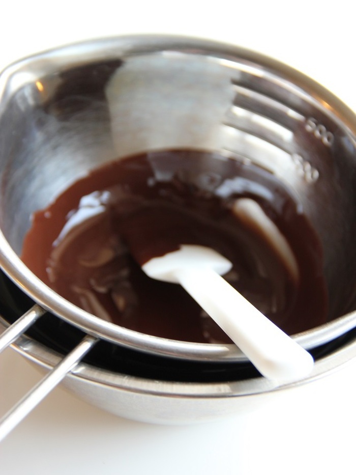 チョコレートを湯せんで溶かします