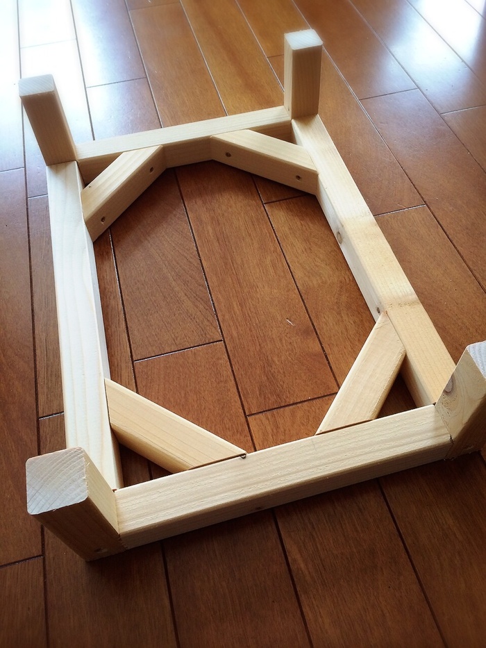 端材で枠を作りました。