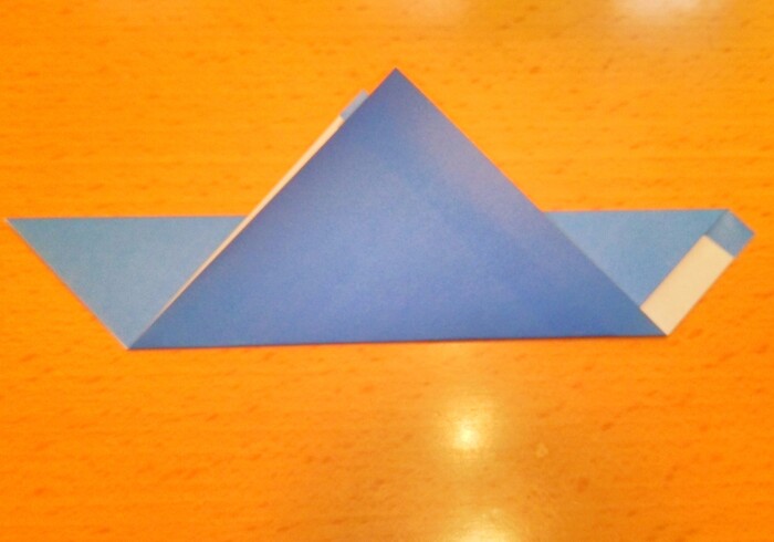 下の三角の部分を折り上げる。