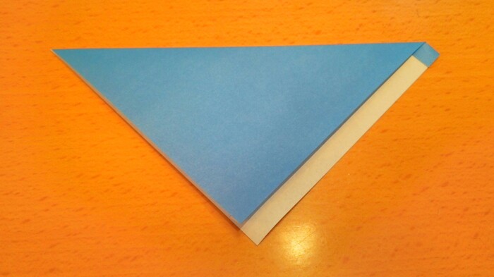 折り紙の中心線で折る。