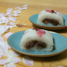ほんのり塩味+春の香り♪桜のロールぼたもち。