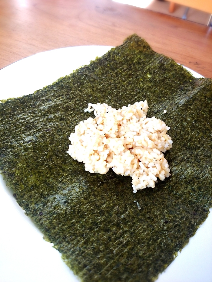 海苔の真ん中にごはんをのせます