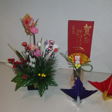 100均の造花、羽子板などに手を加えてお正月飾りをハンドメイド