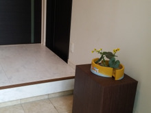 段ボールに壁紙シールを貼って灯油缶の目隠しに☆ロングブーツを立てたままの収納としても便利♪