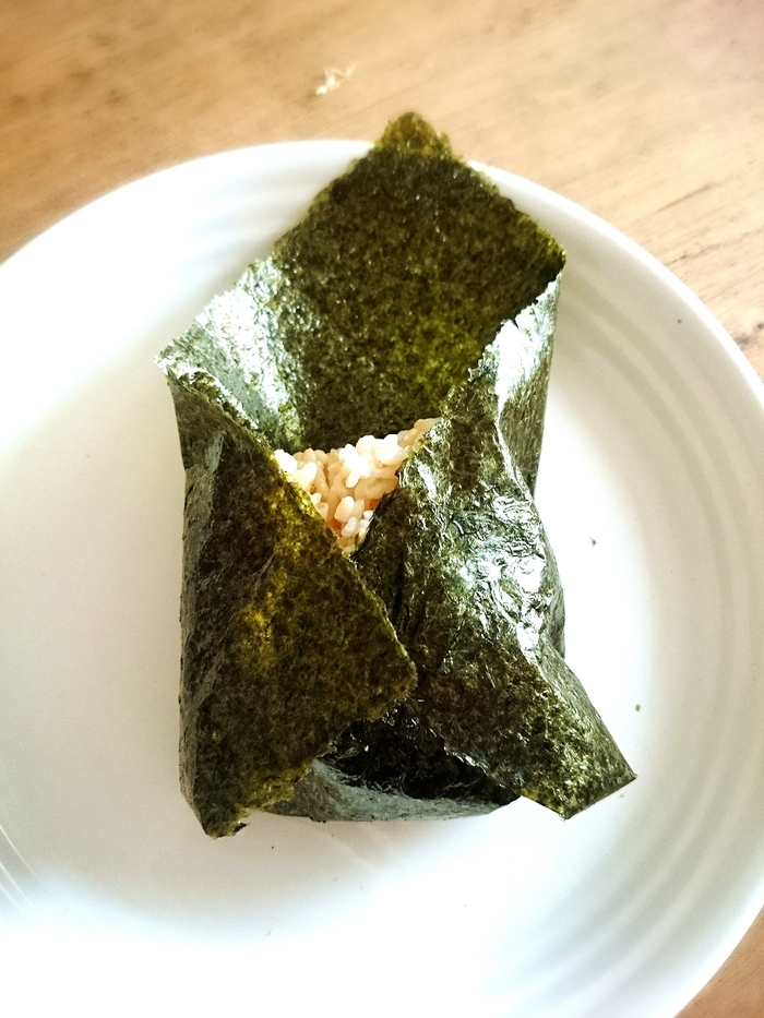 海苔で包みます