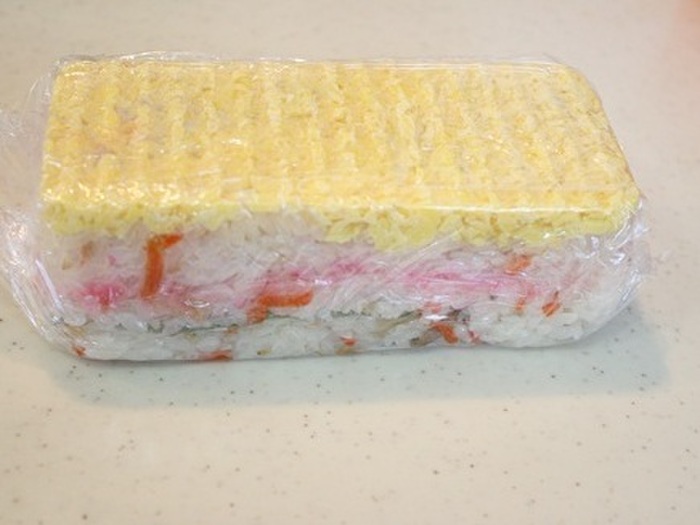パウンド型に寿司飯と具を詰める