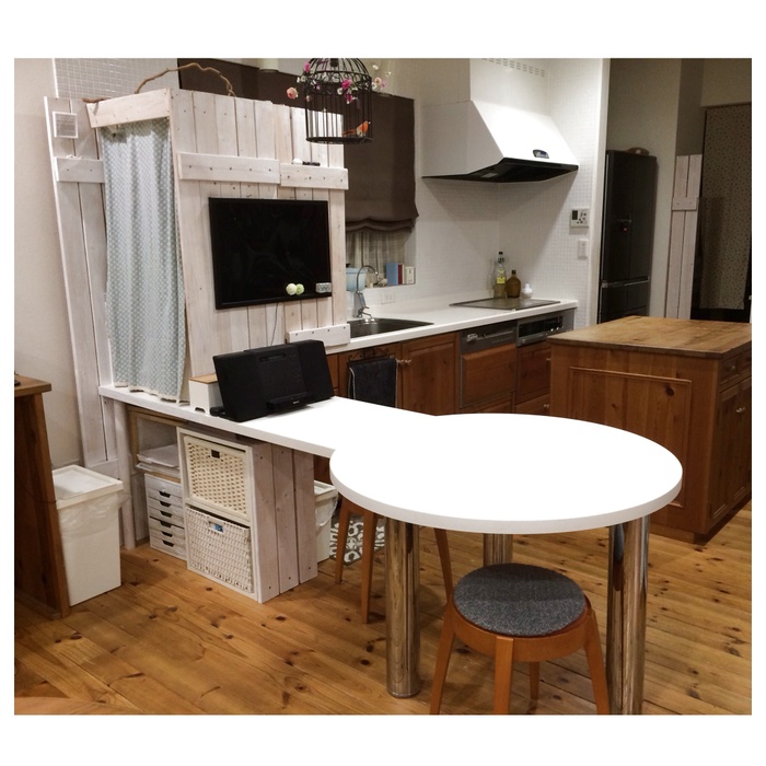 カラーBOXで簡単に作れる 万能収納付きカウンターテーブル