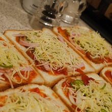 食パン1斤、冷凍ピザにしちゃいます。
