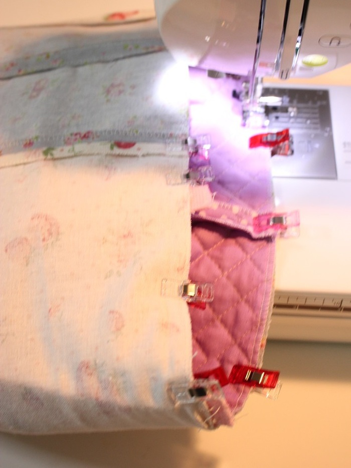 袋を中表にして、止めて、1cm内側を縫います。