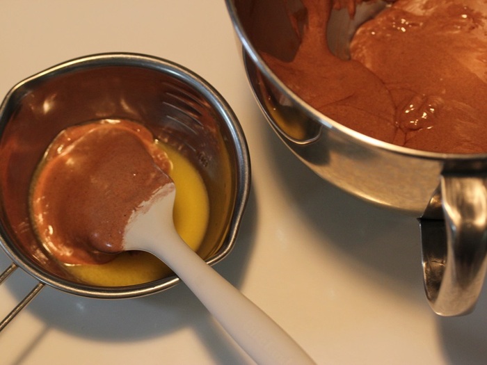 湯煎して溶かしたバターを混ぜます。