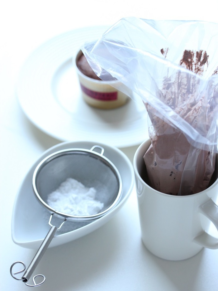 クリーム、粉砂糖を用意