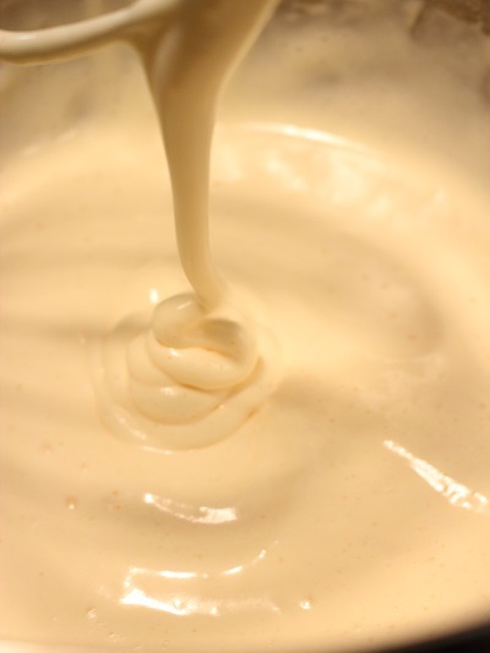 全卵を泡立てます